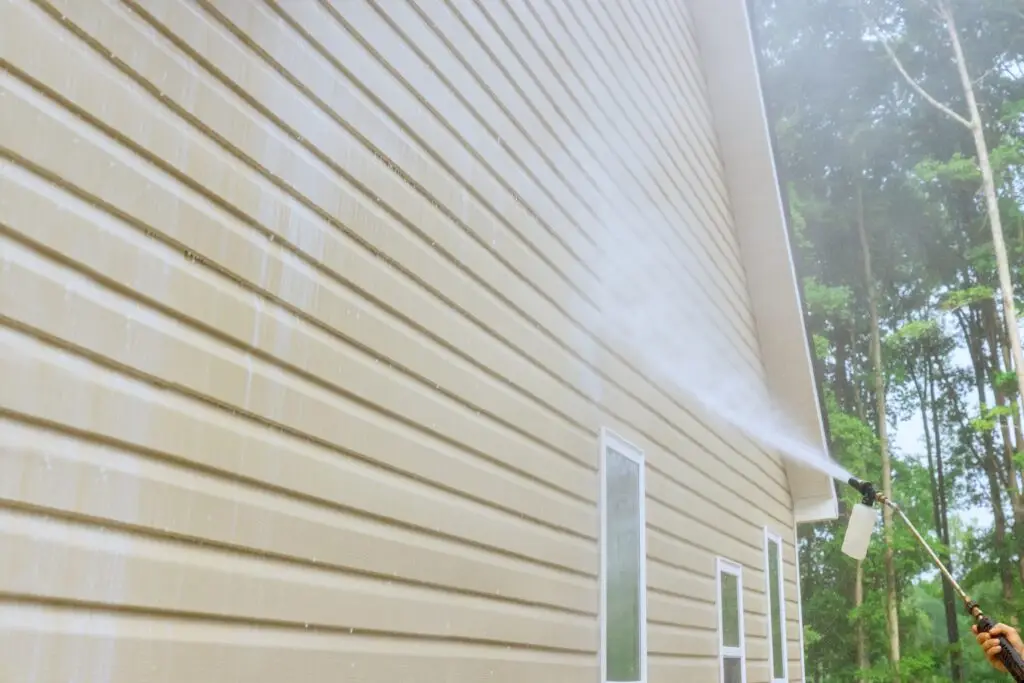 Service,Worker,Utilizes,High,Pressure,Nozzles,To,Efficiently,Clean,Siding